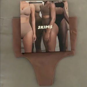 SKIMS CORE CONTROL THONG S/M Sienna BNIB